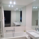 Situatie na de renovatie Badkamerrenovatie-project-Knokke-bad-badkamermeubels-kranen-13-V.jpg